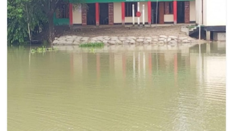 দোয়ারাবাজারে সাঁতরে স্কুলে যাতায়াত করা শিক্ষার্থীদেরকে স্কুল কর্তৃপক্ষ দিল নৌকা।...