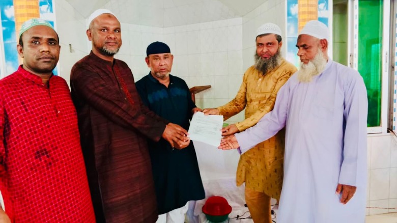 তারাগঞ্জ উপজেলা বিএনপির পক্ষ থেকে মসজিদ উন্নয়নে লাখ টাকার ড