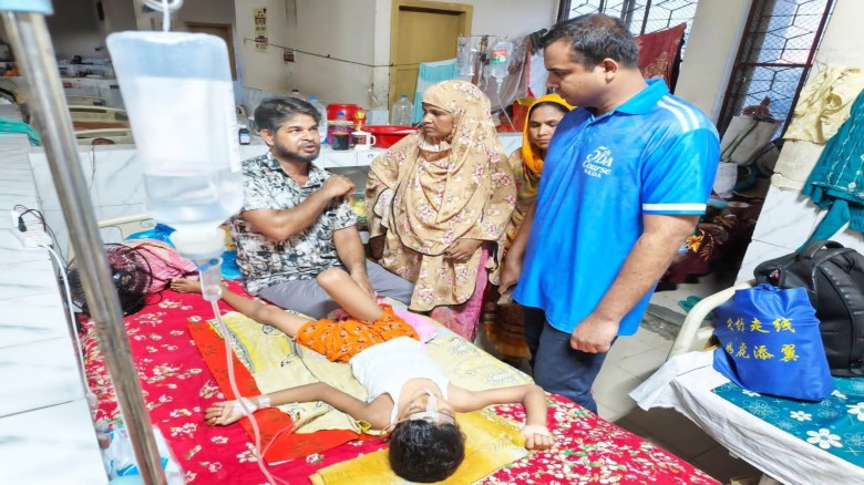 তারাগঞ্জে মানবিকতার অনন্য দৃষ্টান্ত: হাসপাতালে চিকিৎসাধীন স্