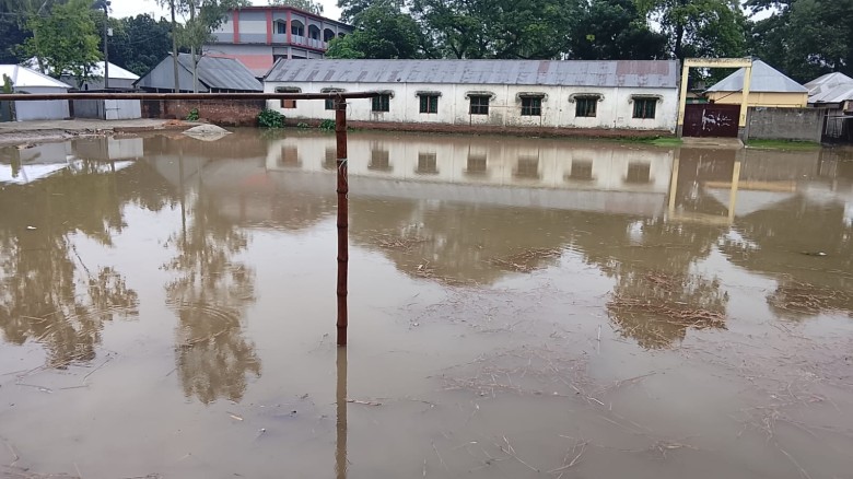 বয়রা ভেন্নাবাড়ী উচ্চ বিদ্যালয়ের মাঠে জলাবদ্ধতা: চরম দুর্ভোগে
