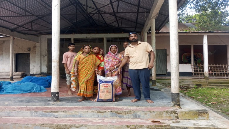 রহিমাপুর চাকলা মন্দিরে ৪ দিনব্যাপী মনসা পূজা উপলক্ষে চাল বিতরণ করলেন চেয়ারম্যান প্রার্থী আমির আলী।...