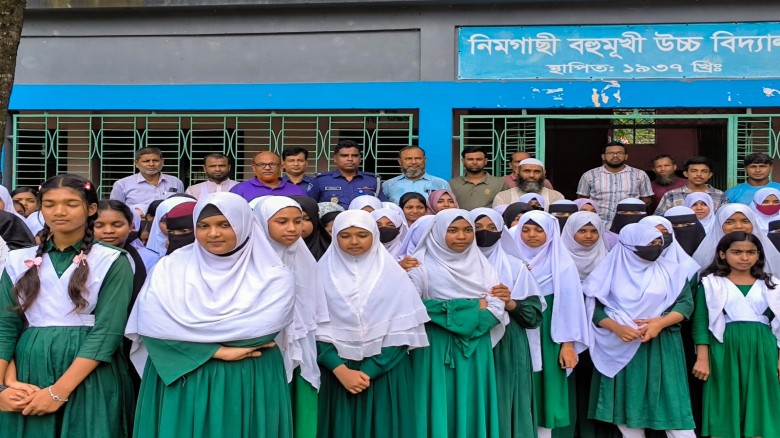 ইভটিজিং প্রতিরোধে রায়গঞ্জে পুলিশের দিকনির্দেশনা
